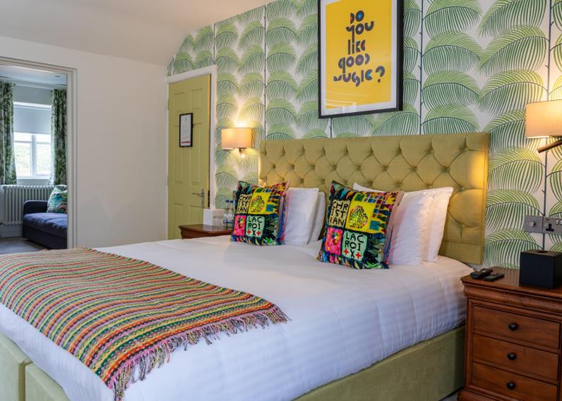 Junior Suite with King Bed and Courtyard View - Non-Smoking