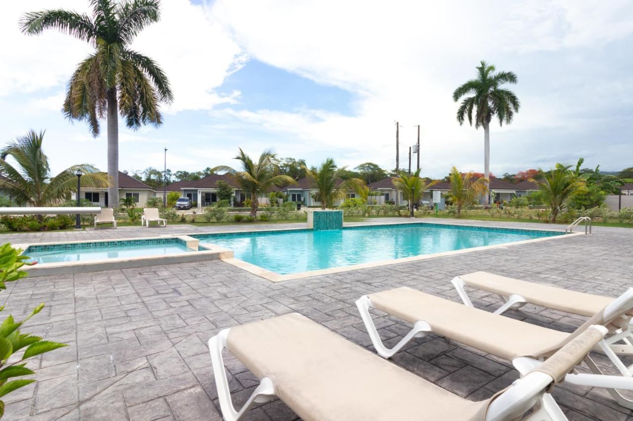 Three Bedroom Villas in Drax Hall - Pool Gym - 24hr Security - Beach Closely - 4