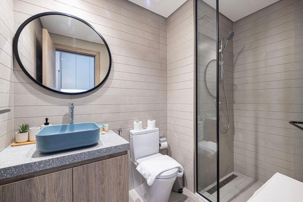 StayMada - Peninsula Waterfront and Pool Views - 3