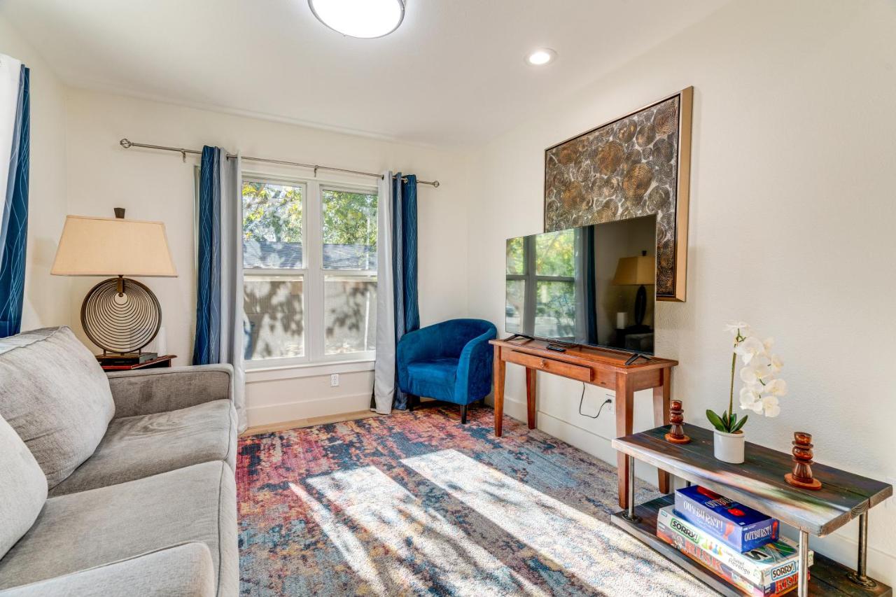 4 Mi to UT Austin Bright and Modern Family Home