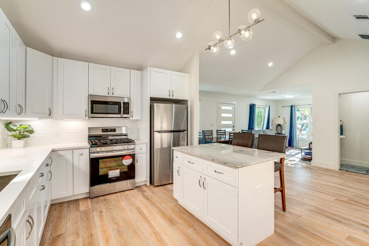 4 Mi to UT Austin Bright and Modern Family Home - 2