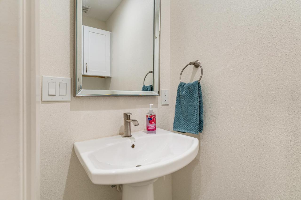 4 Mi to UT Austin Bright and Modern Family Home - 4