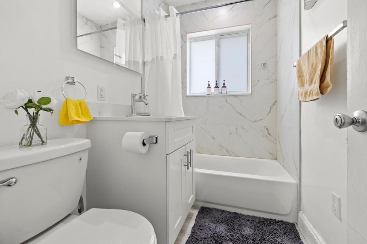 Modern and Comfort Stay in Prime Location - 3