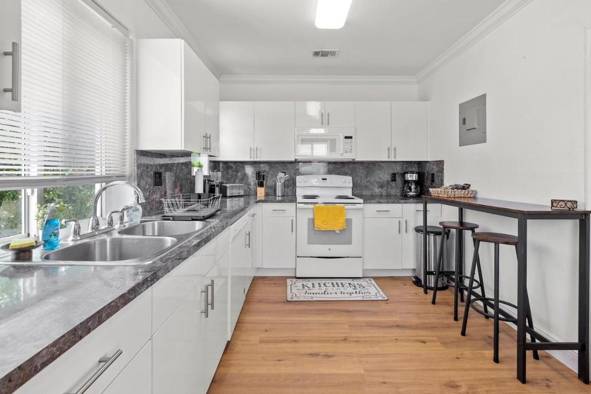 Modern and Comfort Stay in Prime Location - 4