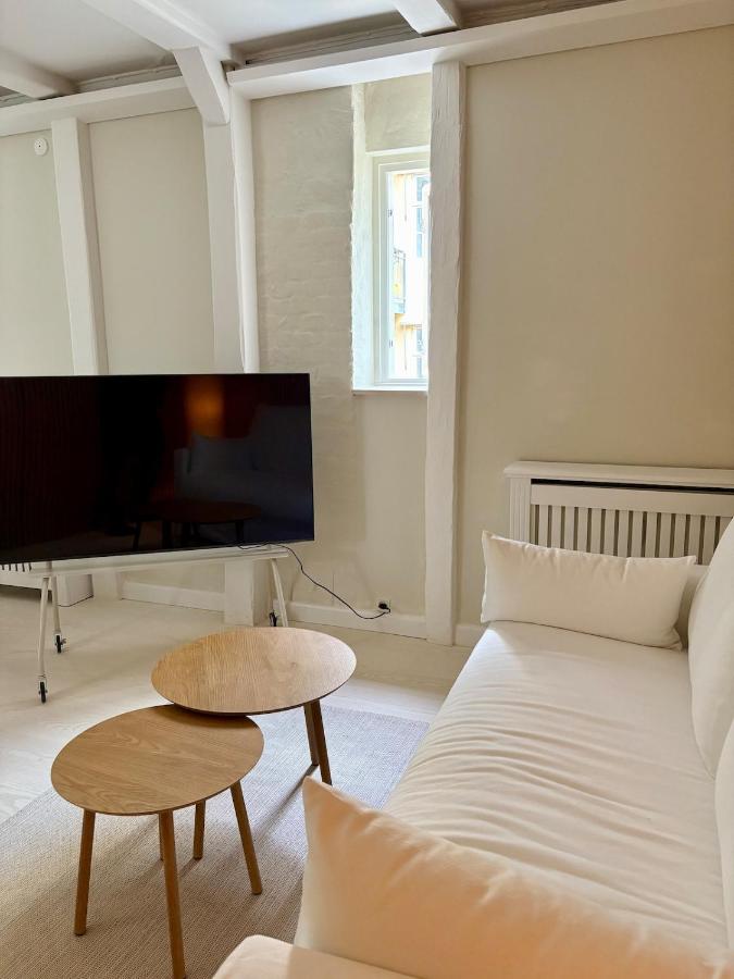 Peaceful Courtyard - Royal Palace & Marble Church - 5