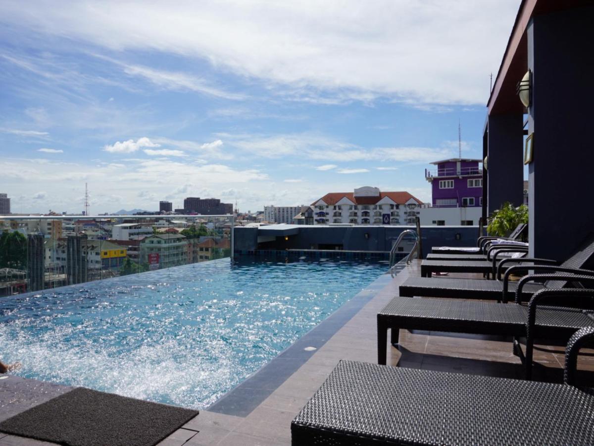 Rooftop swimming pool: 247 Boutique Hotel