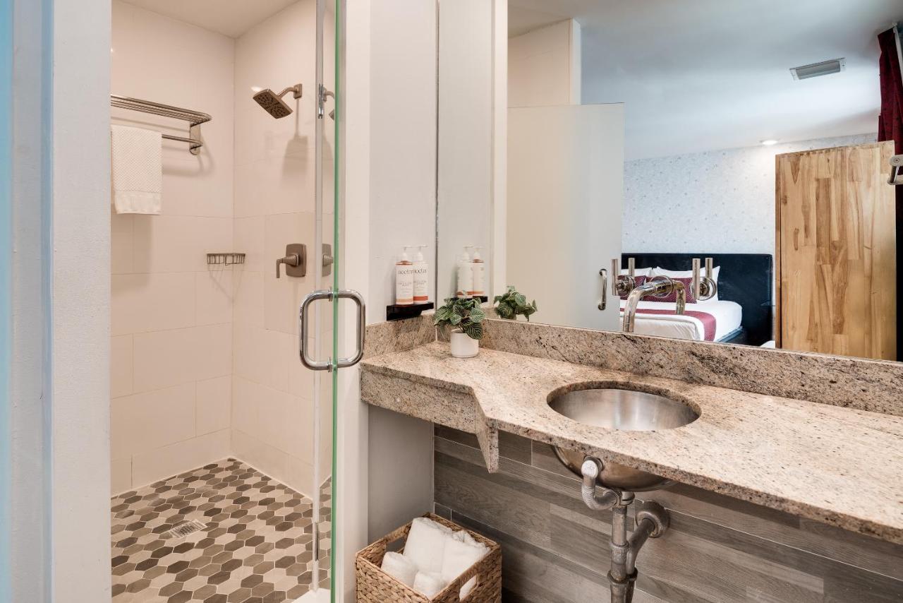 Catalina Hotel & Beach Club - 3