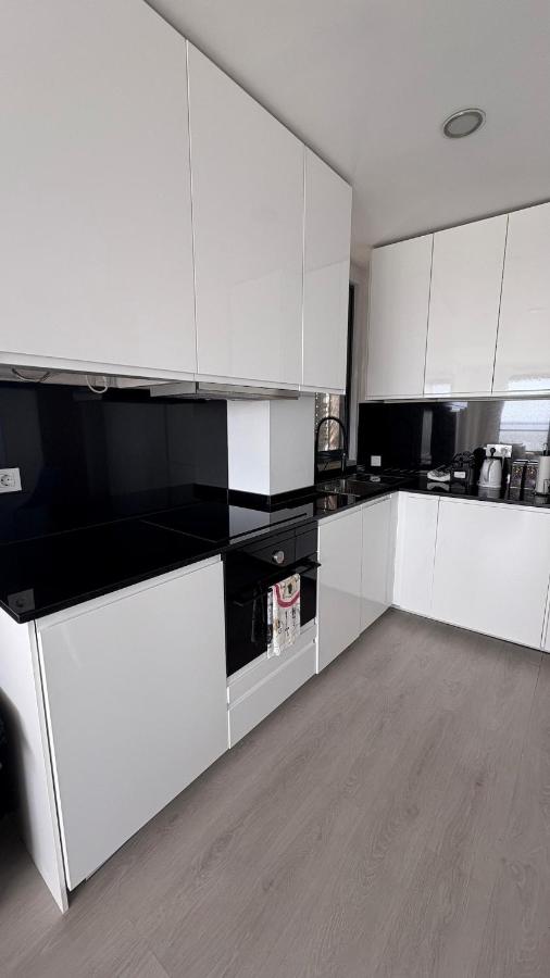 Riverside Luxe 1BR Retreat in Expo - 4