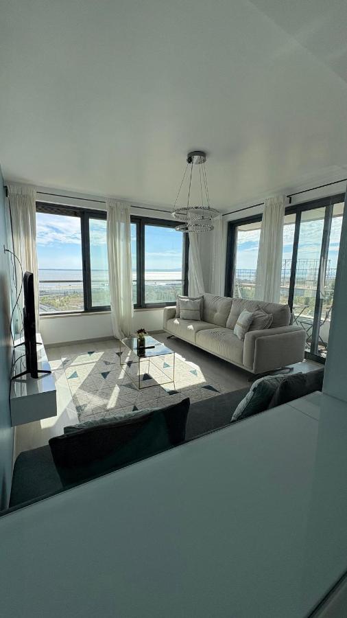 Riverside Luxe 1BR Retreat in Expo