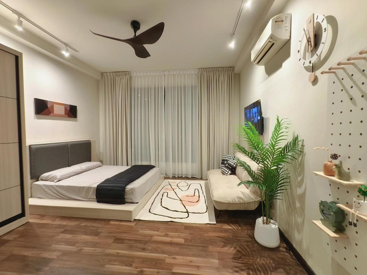 Molek Regency Studio 10 min Austin I 15 min CIQ -4pax PetFriendly, Netflix High Floor Unblock City Pool View, 1Carpark