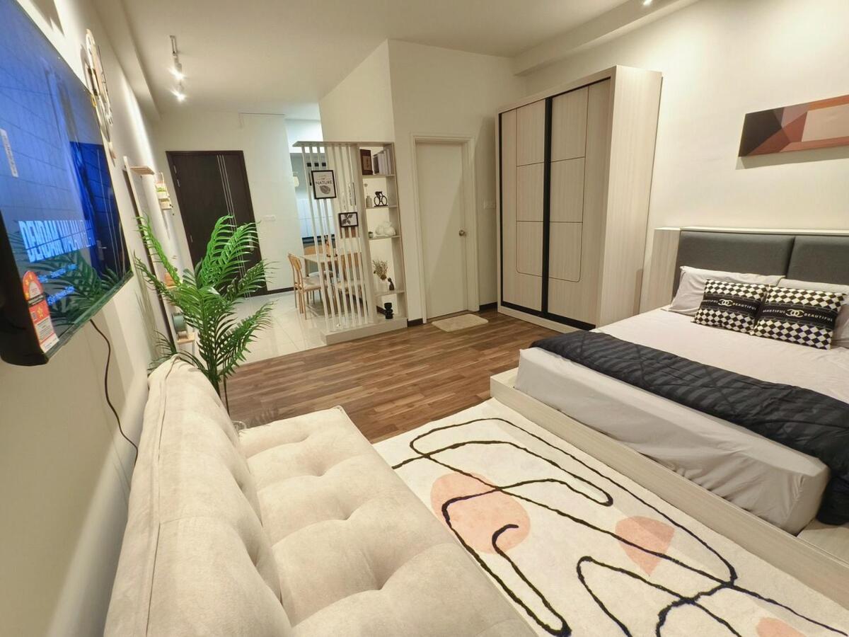 Molek Regency Studio 10 min Austin I 15 min CIQ -4pax PetFriendly, Netflix High Floor Unblock City Pool View, 1Carpark - 2