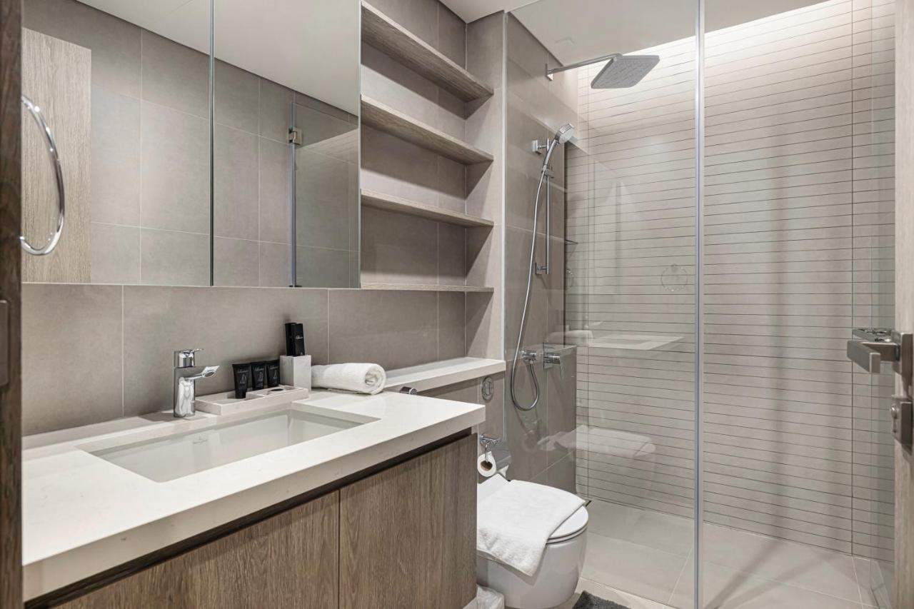 Marina Horizon by LIV High Floor 1BR, For 5 Guests, Dual Gyms & Marina View - 3