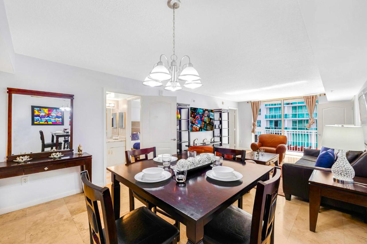 Poolside Stay in the Heart of Brickell - 4