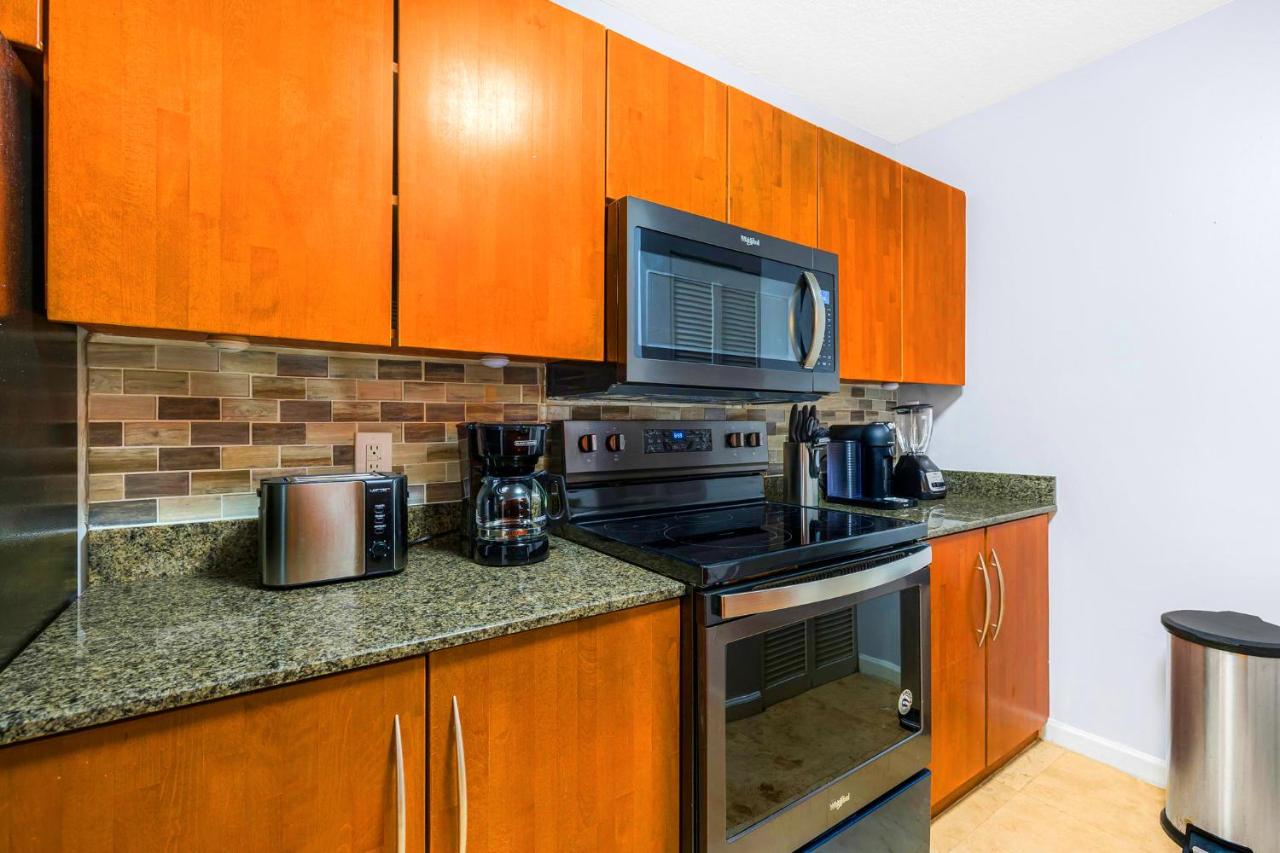 Poolside Stay in the Heart of Brickell - 3