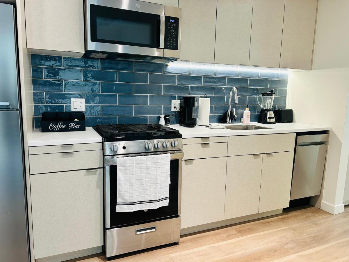 Heart of Hollywood Walk of Fame - Free Parking, Pool, Gym, Rooftop Views, centrally located, WIFI - 4