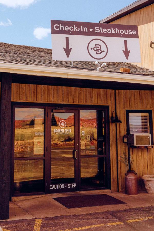Broken Spur Inn & Steakhouse — photo 10