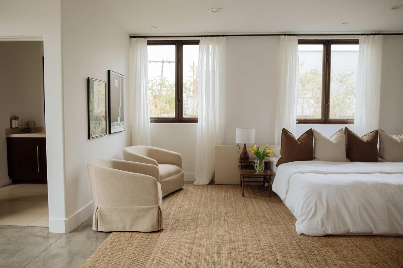 Dreamy Mid-Century Modern Pad - 2