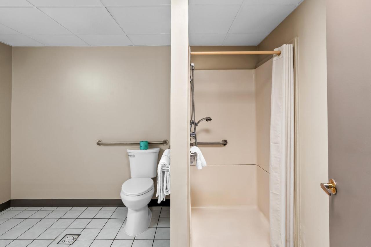 Red Carpet Inn and Suites — photo 9