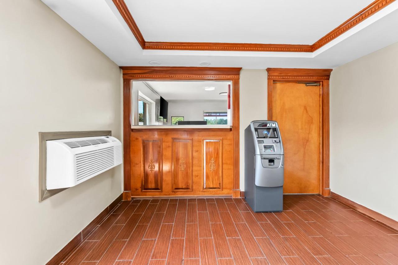 Red Carpet Inn and Suites — photo 16