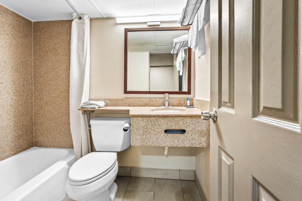 Red Carpet Inn and Suites — photo 11