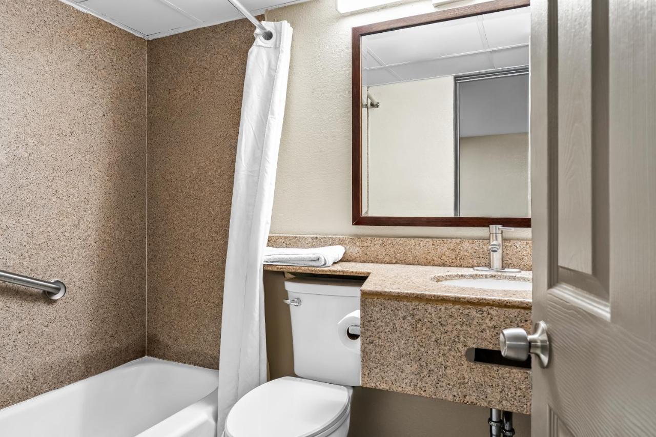 Red Carpet Inn and Suites — photo 20