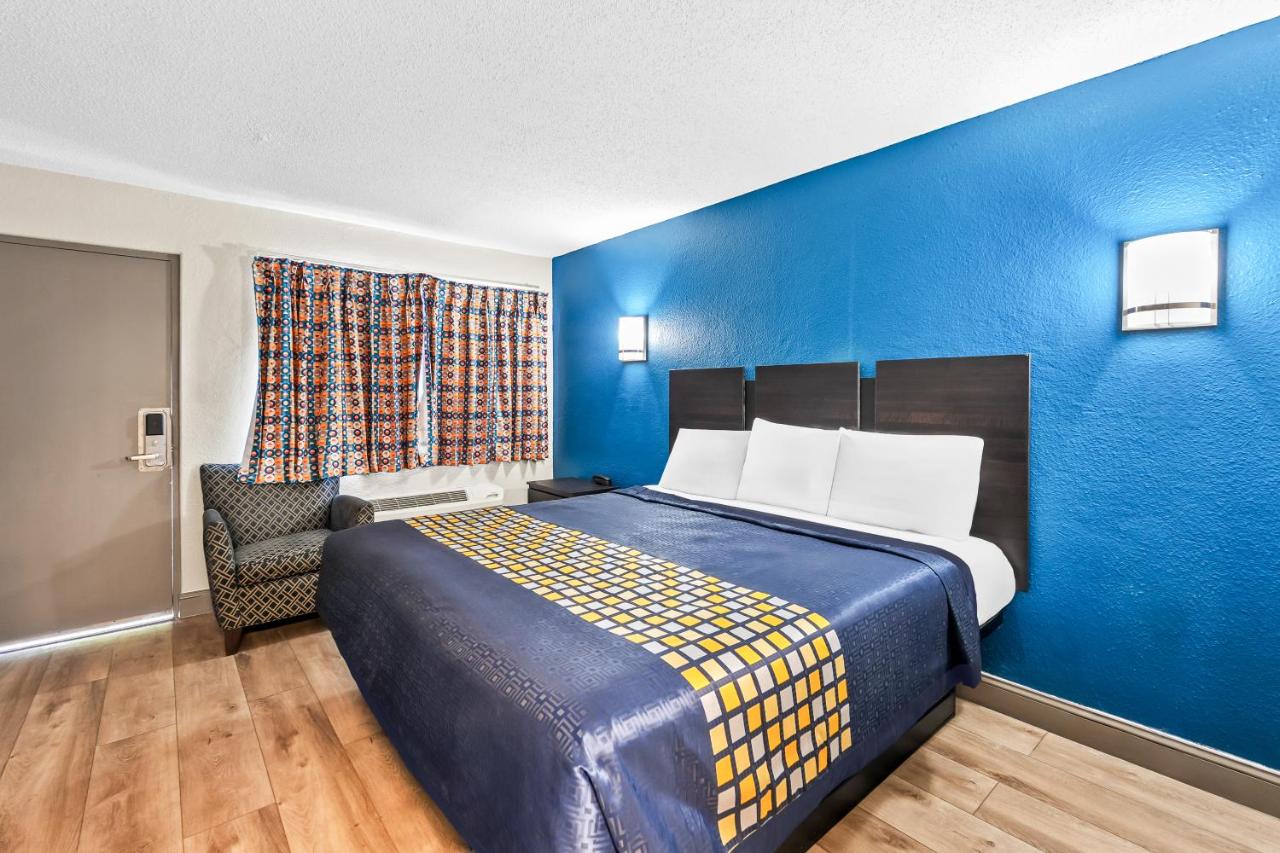Red Carpet Inn and Suites — photo 23