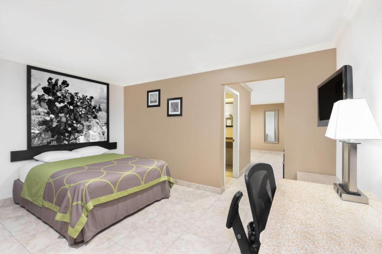 Hotel 8 Mc Allen — photo 15