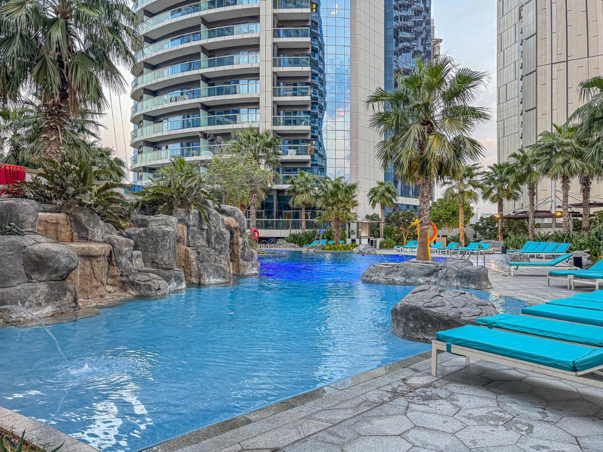 Savis Homes - Stylish 1BR in Business Bay with Burj Khalifa View in Damac Paramount Tower - 4