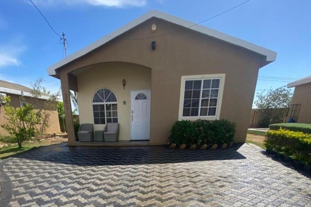 2-Bed Sleeps 4 Private Garden Parking - 4