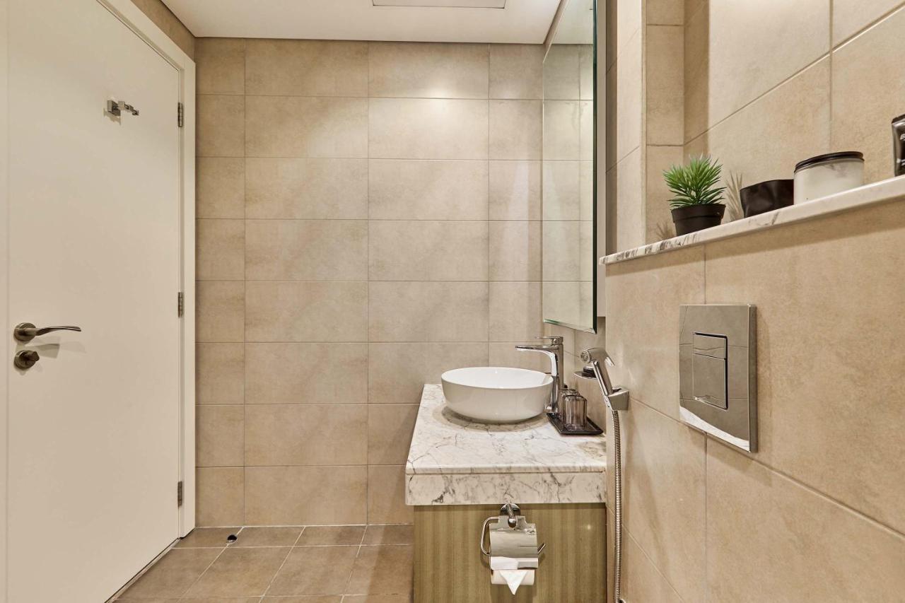 Luxury 2BR with Skyline Views Prime Business Bay Location - 3