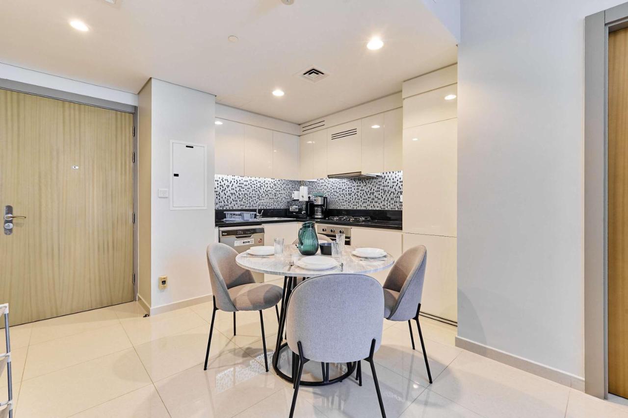 Elegant 2BR Apartment Heart of Business Bay High Floor - 4