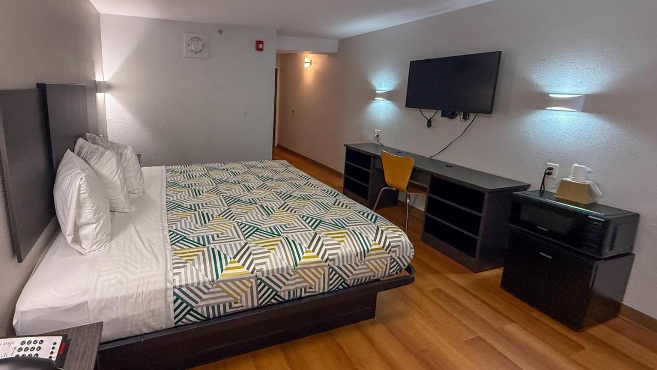 Deluxe Motel — photo 16