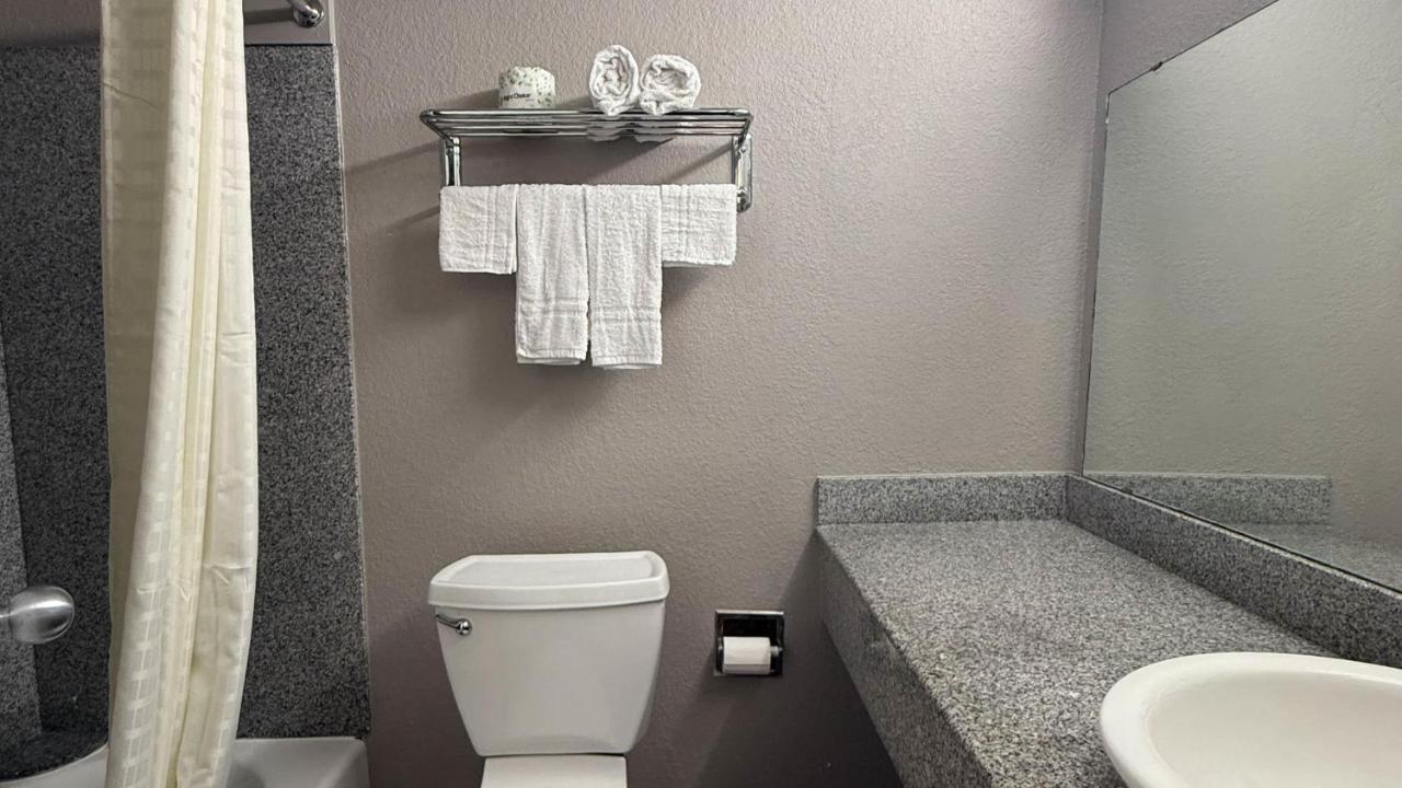 Deluxe Motel — photo 17