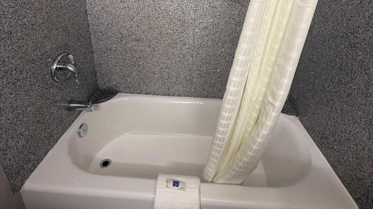 Deluxe Motel — photo 19