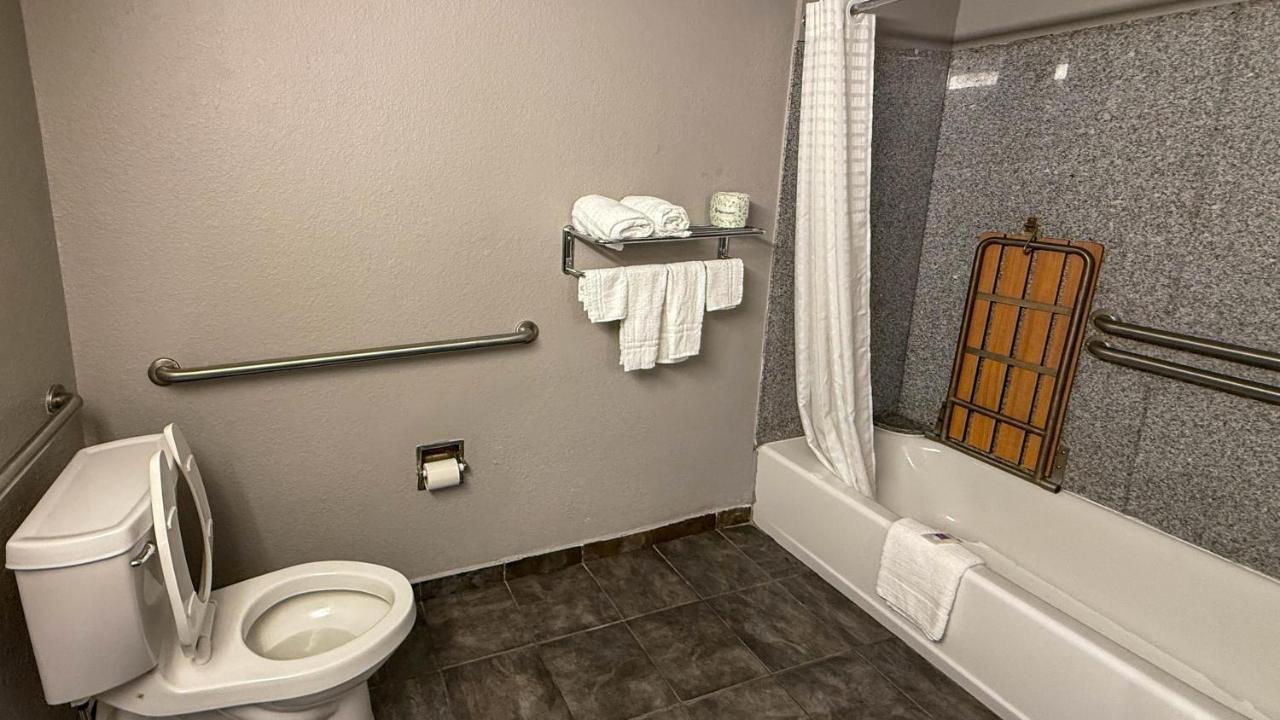 Deluxe Motel — photo 22