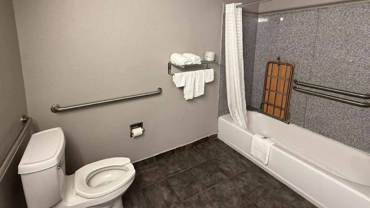 Deluxe Motel — photo 23