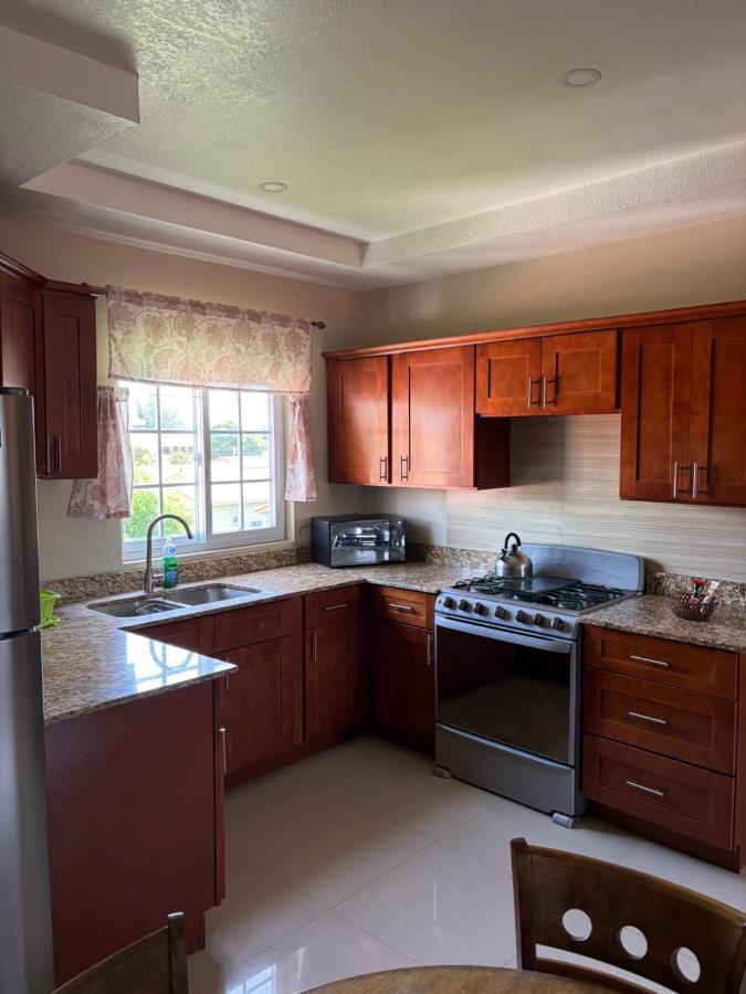 Cozy Retreat in Gated Portmore Country Club - 4