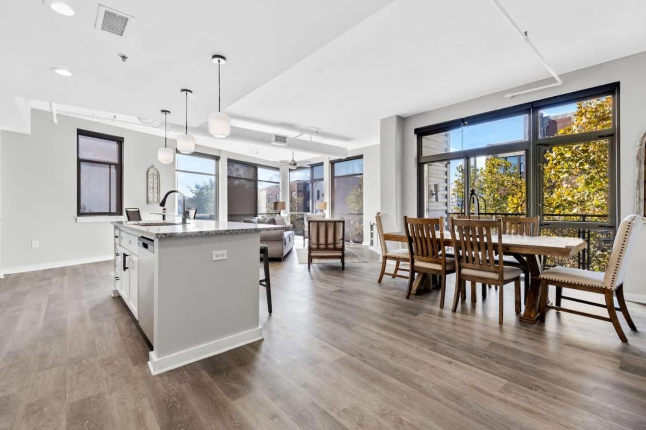 Luxurious Downtown-2 bed 2 bath Corner 2M