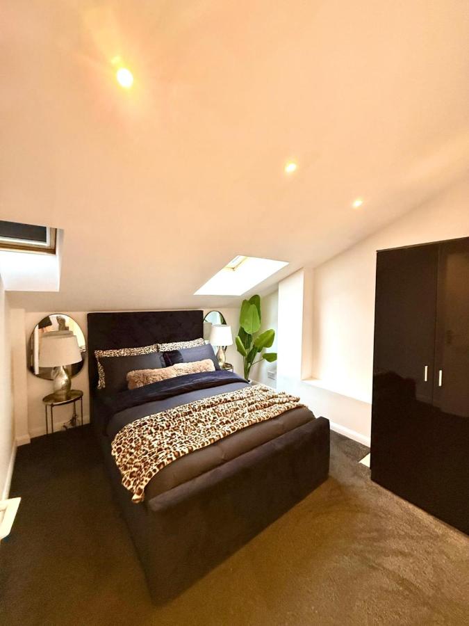 Designer 2-Bed Flat by Tower Bridge - 4