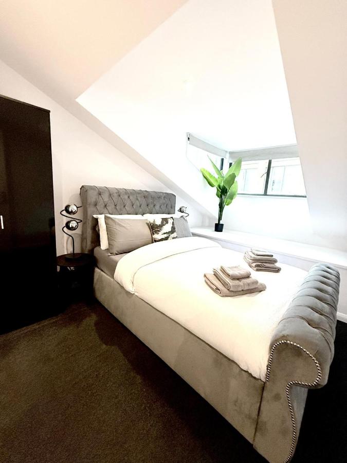 Designer 2-Bed Flat by Tower Bridge - 3