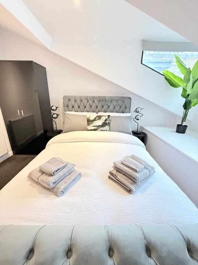 Designer 2-Bed Flat by Tower Bridge - 2