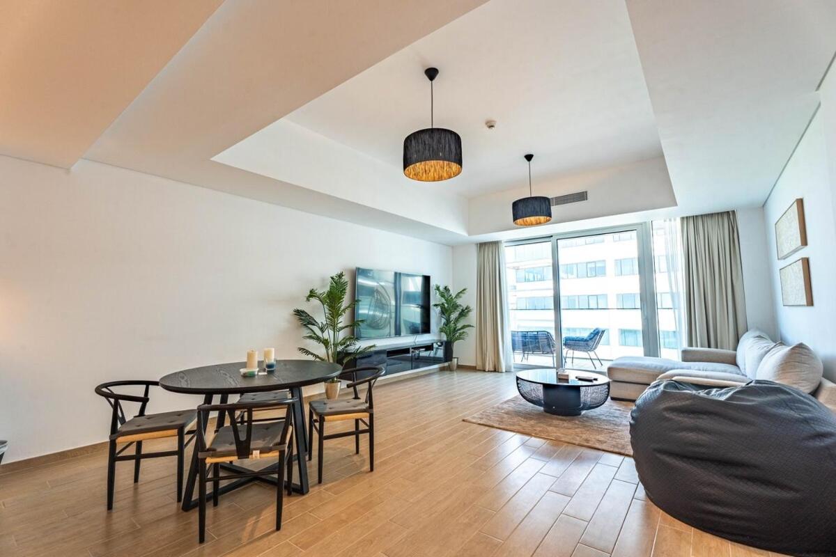 Luxury 2BR Golf View 85" TV Yas Bay - 5