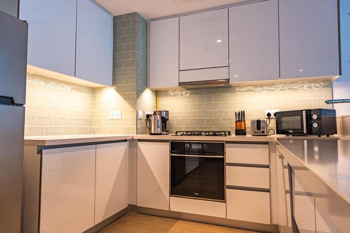 Luxury 2BR Golf View 85" TV Yas Bay - 2