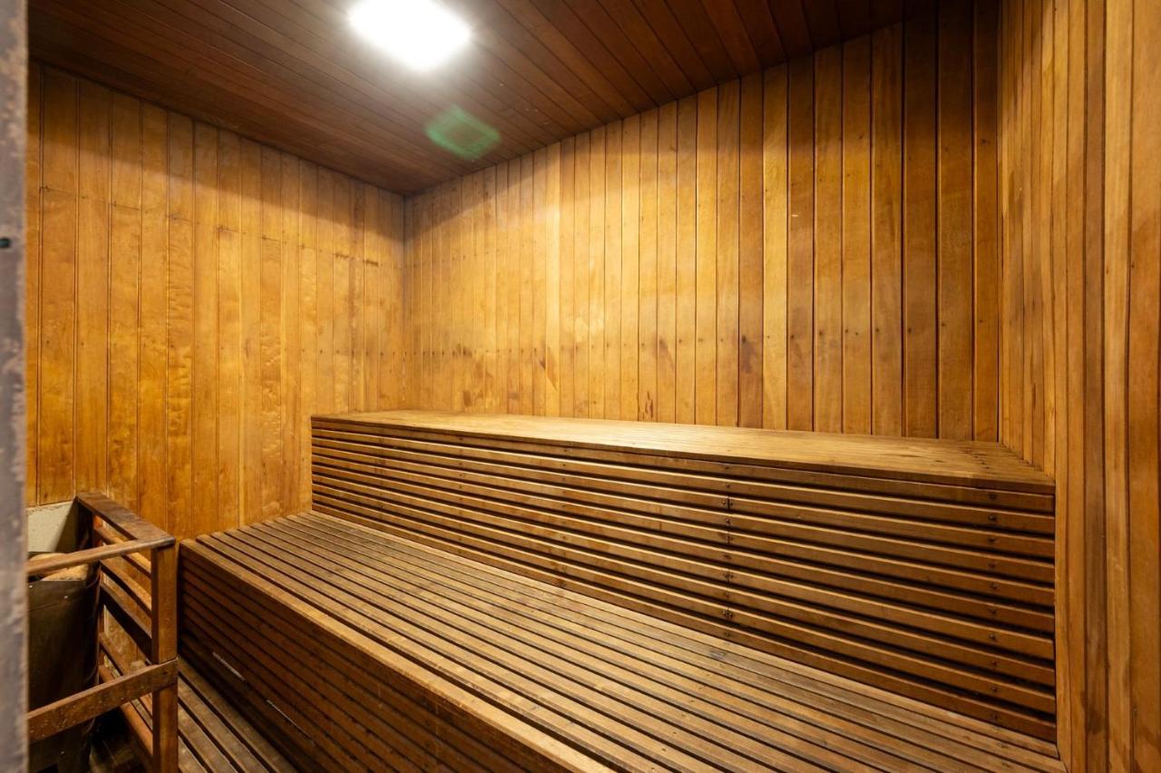 Swimming pool, sauna, and gym on Arpoador - 2