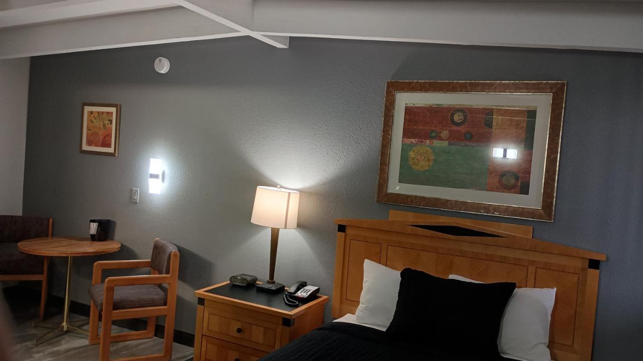 Econo Inn — photo 13