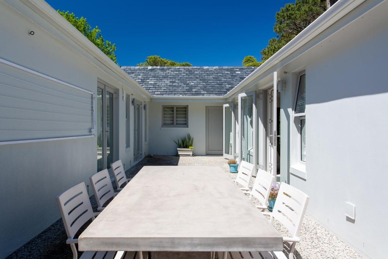 Spacious Barn style cottage in heart of Constantia - 4