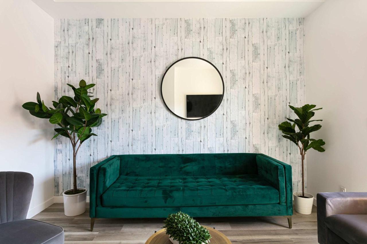 Experience Luxury 4BR Townhouse Sleeps 8 with Parking - 2