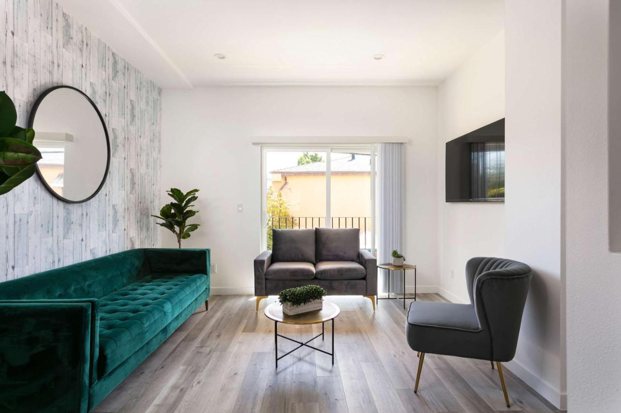 Experience Luxury 4BR Townhouse Sleeps 8 with Parking - 3