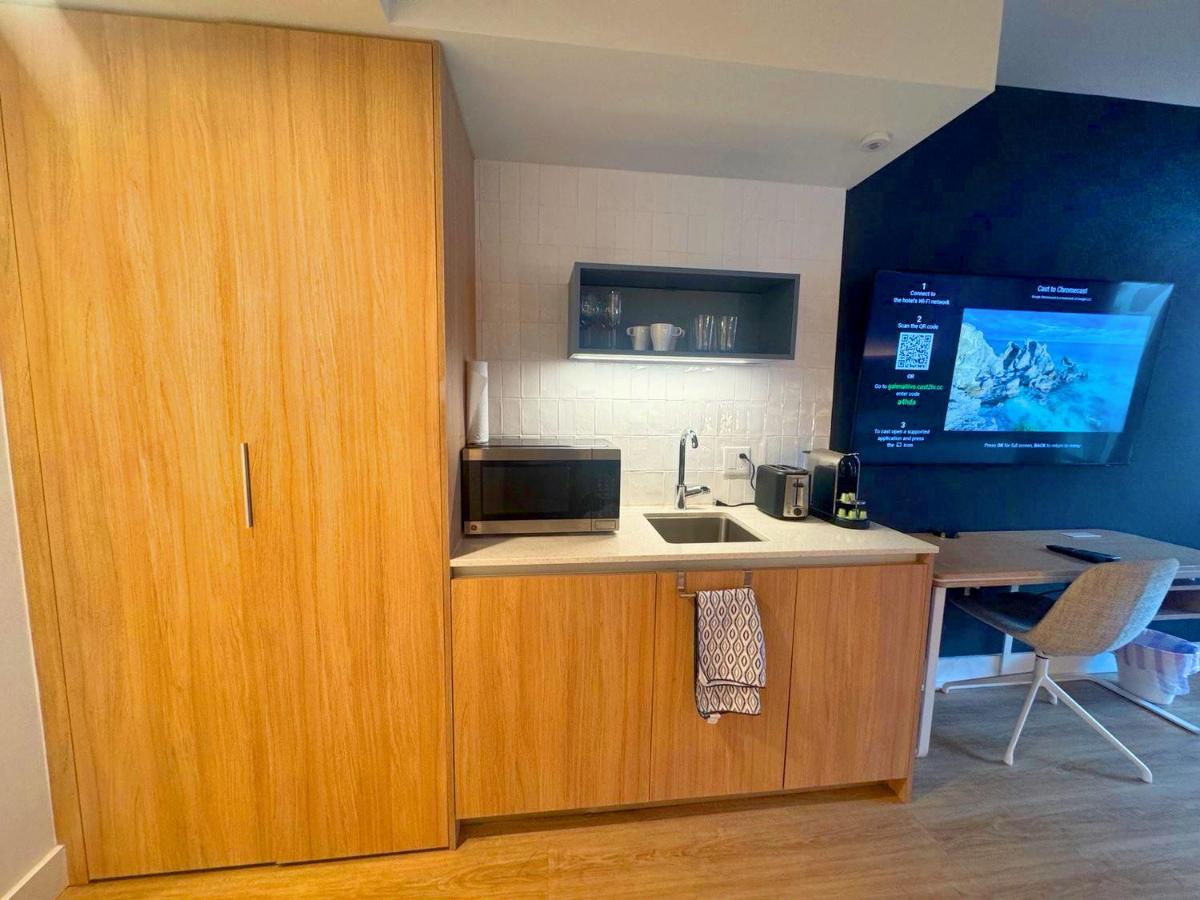 Downtown Luxury Stay with Complimentary Parking - 2