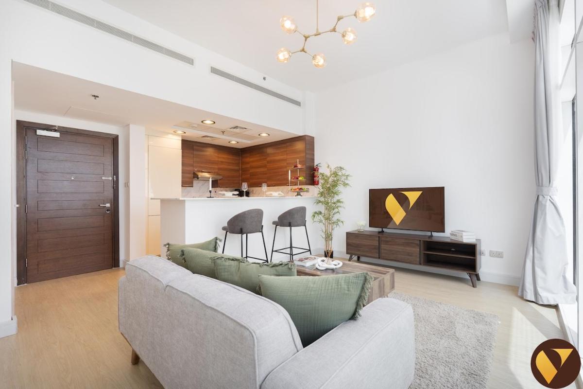 Vogue Vacation Homes, Business Bay - Bay Square close to Downtown Dubai Mall and Burj Khalifa, One Bedroom Apartment with Balcony and City view - 5